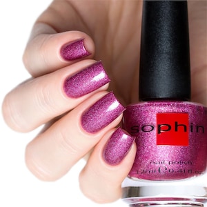 Puede incluir: Una botella de esmalte de uñas Sophiin de color rosa oscuro con un acabado brillante. La botella es de 12 ml (0.41 fl oz).