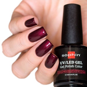 Puede incluir: Una botella de Sophiin UV/LED Gel Gel Polish Color en un tono rojo oscuro. La botella es de 12 ml (0,41 fl oz).