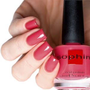 Puede incluir: Una botella de esmalte de uñas Sophiin en un tono rosa brillante. La botella está etiquetada con "nail polish" y "12ml e 0.41 fl.oz."