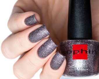 Esmalte de uñas efecto arena gris púrpura. Sophin 0283. Laca gris lila con purpurina plateada. Efecto azúcar. Hermosa manicura festiva.