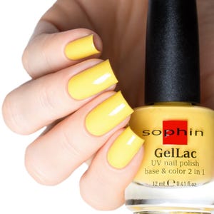 Könnte beinhalten: Eine gelbe Nagellackflasche mit dem Markennamen "sophin" und dem Produktnamen "GelLac" in roten Buchstaben. Die Flasche ist als UV-Nagellack, Base und Farbe 2 in 1 gekennzeichnet und enthält 12 ml oder 0,41 fl.oz. Lack. Eine Hand mit gelbem Nagellack hält die Flasche.