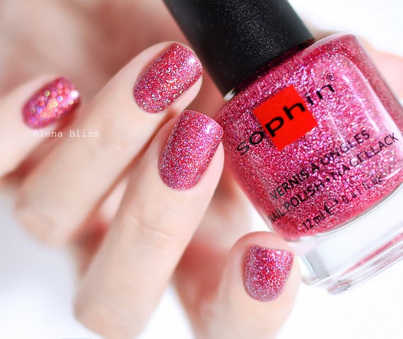 Raspberry pink holographic nail polish. Sophin 0379 STARLET. Diffuse holographic with sparkling prismatic particles. 3D effect.