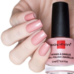 Könnte beinhalten: Eine Flasche Sophin Nagellack in einem hellen Rosaton. Die Flasche ist mit "Vernis à Ongles Nail Polish - Nagellak" beschriftet und hat ein Fassungsvermögen von 12 ml (0,41 fl oz).