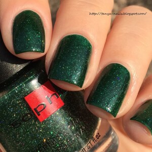 Puede incluir: Una botella de esmalte de u&ntilde;as verde oscuro con una etiqueta roja y dorada que dice "Soph" y "Vernis a Ongles Nail Polish". La botella es de 12 ml o 0.41 fl oz. El esmalte es verde oscuro con un brillo fino.