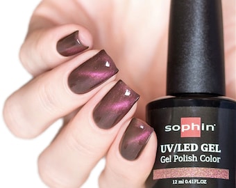Purple-beige gel polish with cat's eye effect. Sophin 0712 CAT EYE PLUM. Ultra glossy shine, bright color, stunning durability.