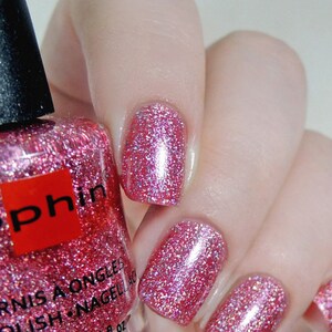 K&ouml;nnte beinhalten: Rosafarbener Nagellack mit Glitzerfinish. Die Flasche ist mit "O.P.I. Vernis a Ongles Polish. Nagellack 12 ml e 0.4 fl. oz." beschriftet.