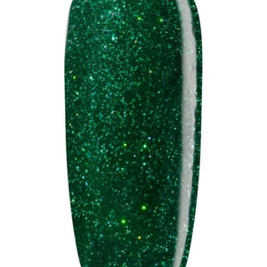 Puede incluir: Un esmalte de u&ntilde;as verde con un acabado brillante. El esmalte es opaco y tiene un brillo fino en todo.