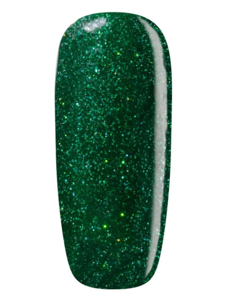 Puede incluir: Un esmalte de u&ntilde;as verde con un acabado brillante. El esmalte es opaco y tiene un brillo fino en todo.