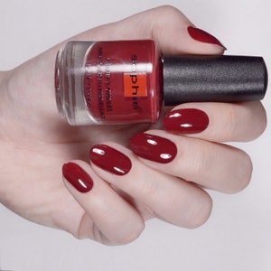 Bordeaux nail polish. Sophin 0028. High gloss finish. Long lasting lacquer. Shine comfortable coating. Ideal for natural nails.