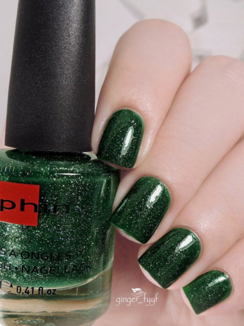 Puede incluir: Una botella de esmalte de u&ntilde;as verde con un acabado brillante. La botella est&aacute; etiquetada como "Sophin" y "Sa ongles - Nail Lacquer". La botella es de 0,41 fl oz. Se muestra una mano con cuatro u&ntilde;as pintadas con el esmalte de u&ntilde;as verde.