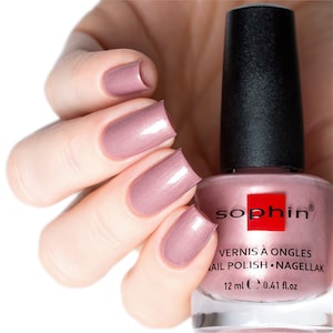 Beige pink nail polish with delicate gold shimmer. Sophin 0095. Pastel creamy manicure. vegan cosmetics. trendy nails. Ultra shine finish.