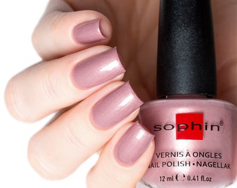 Esmalte de uñas rosa beige con brillo dorado, acabado pastel cremoso, cosmética vegana. Sophin 0095