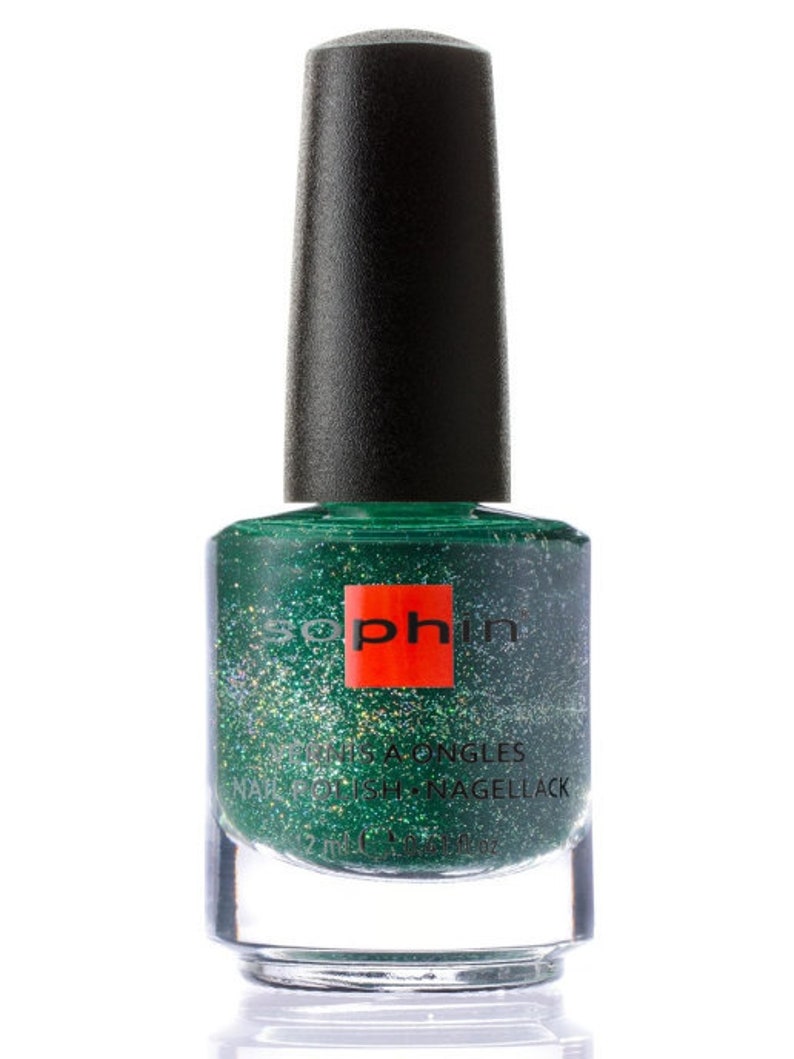 Puede incluir: Una botella de esmalte de u&ntilde;as verde con un acabado de brillo plateado. La botella tiene una tapa negra y una etiqueta roja con la palabra "sophin" en ella. La botella est&aacute; etiquetada "Vernis a Ongles Nail Polish Nagellack".