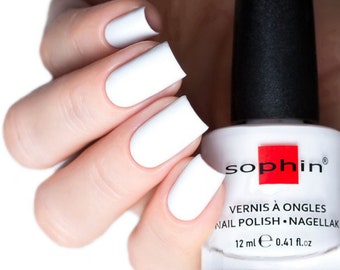 Esmalte de uñas blanco. Acabado brillante. Laca vegana. Manicura preciosa. Uñas naturales. Cosmética vegana.