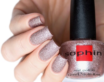 Vernis à ongles effet sable beige-lilas. Sophin 0265. Revêtement pailleté. Laque effet sucre. Fini étincelant de longue durée. Ongles naturels.