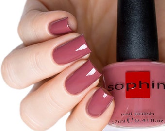 Braun rosa Nagellack. Sophin 0023. Glatte glänzende Oberfläche. Schöne elegante Farbe. Passend für jede Jahreszeit. Für Naturnägel. Angesagter Stil