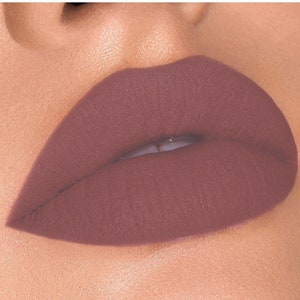 Braun rosa matte Lippenstift-Stift für die Lippen 2 in 1 - Ton 04. Natürlicher Lipliner, vegan und ohne Tierversuche Make-up