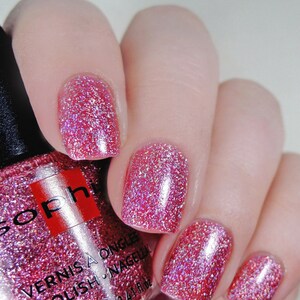 K&ouml;nnte beinhalten: Eine Flasche pinkfarbener Glitzer-Nagellack mit dem Markennamen "Soph" und dem Text "Vernis a Ongle Nail Polish - Nagellack 12 ml e 0.41 fl oz" auf dem Etikett.