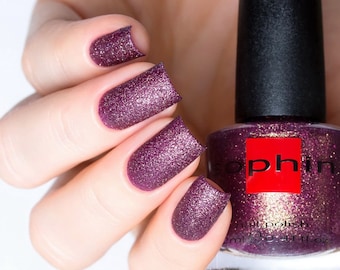 Paarse nagellak met pruimzandeffect. Sophin 0280. Vernis doordrenkt met goud- en frambozenglans. Trendy manicure met suikereffect