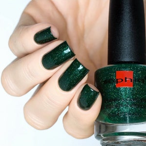 Sparkling green holographic nail polish. Sophin 0371. Shimmering manicure finish. For trendy look nails. Must have for autumn and winter.