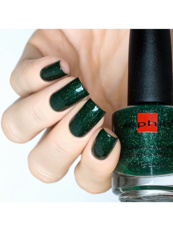Sparkling green holographic nail polish. Sophin 0371. Shimmering manicure finish. For trendy look nails. Must have for autumn and winter.