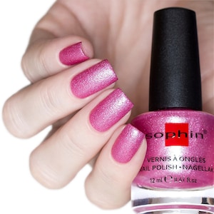 Pode incluir: Um frasco de esmalte de unha Sophiin na cor rosa brilhante. O frasco é rotulado como "Vernis à Ongles Nail Polish Nagellak" e tem uma capacidade de 12 ml (0.41 fl oz).
