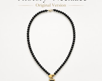 Collar “HIStory” (Réplica hecha a mano) - Versión original - Inspirado en la época histórica, colgante de ónix negro y latón
