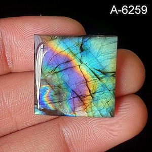 Cabochão de labradorita roxa - Gema com acabamento polido, ideal para criação de joias DIY.
