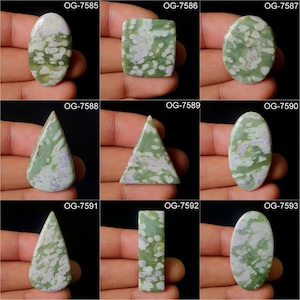 以下が含まれることがあります： 緑と白の瑪瑙のカボションが9つあり、楕円形、涙型、正方形、三角形など、さまざまな形をしています。石は緑と白のまだら模様をしています。