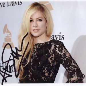 Avril Lavigne SIGNED 8&quot; x 10&quot; Photo + Certificate of Authentication 100% Genuine
