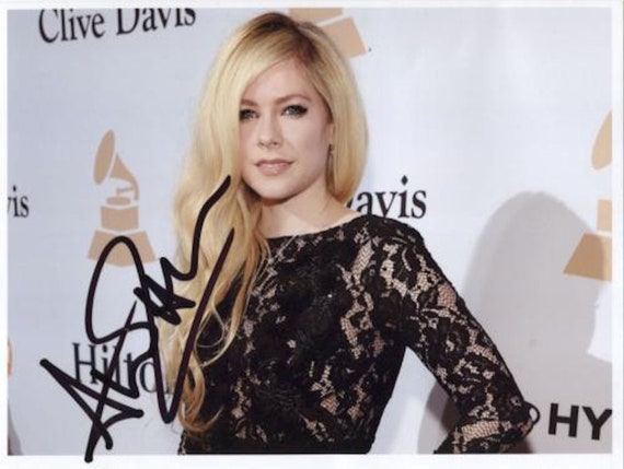 Avril Lavigne サイン Avril Lavigne Signed Autographed 8 x 10 Photo : Amazon.ca: Home
