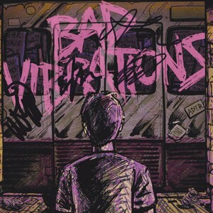 Puede incluir: Ilustración de una persona frente a una pared con graffiti que dice "Bad Vibrations" en rosa. La obra de arte tiene una estética oscura y urbana con una combinación de colores púrpura y amarillo. Se ven dos pequeñas ratas en el suelo.
