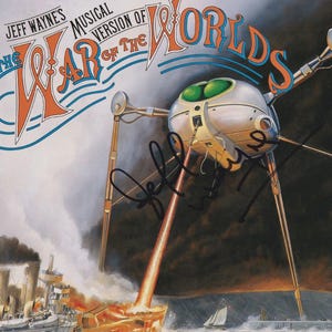 Könnte beinhalten: Illustration aus "Jeff Wayne's Musical Version of The War of the Worlds", die eine marsianische Kriegsmaschine beim Angriff auf Schiffe zeigt. Das Kunstwerk zeigt den Tripoden, der einen Hitzestrahl abfeuert, mit dem Titeltext oben.