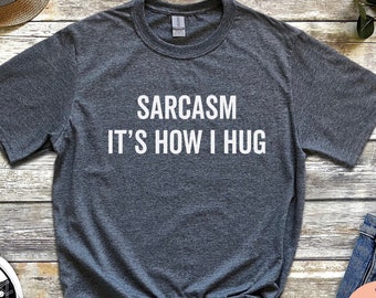 Camiseta Sarcasmo É Assim Que Eu Abraço: Camiseta Engraçada e Sarcástica