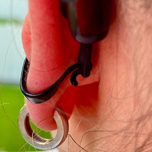 this shows how the back of our Deafmetal insurance flexi clip looks from behind on an individual wearing a hearing aid
