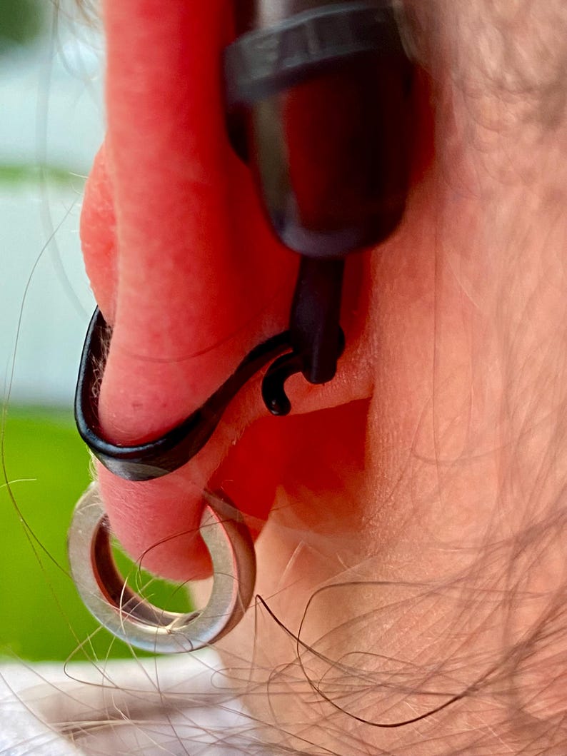 this shows how the back of our Deafmetal insurance flexi clip looks from behind on an individual wearing a hearing aid