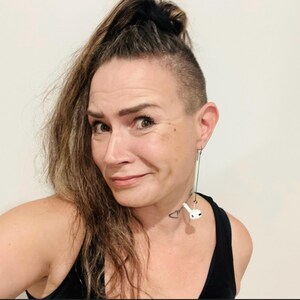 Woman wearing our bluetooth amplifier or airpod retention chain that keeps the airpod attached at the ear so it prevents it from falling to the ground