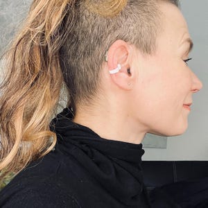 Our Deafmetal insurance flexi clip shown from a side angle on a woman