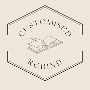 Op de afbeelding: Zwart-wit illustratie van een open boek met de woorden "CUSTOMISED REBIND" in een zeshoekige lijst op een beige achtergrond. De pagina's van het boek staan open, wat duidt op lezen of schrijven.