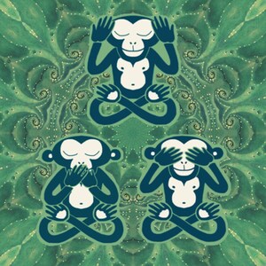 Puede incluir: Tres monos estilizados en verde, azul y blanco. Los monos están sentados con las manos cubriéndose los ojos, las orejas y la boca. Los monos están sobre un fondo verde con un patrón de espiral.