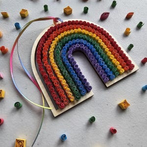 Kit per quilling con carta arcobaleno - Kit fai da te per creare creazioni divertenti da portare con sé - 1 progetto con istruzioni, strumento, strisce di carta, ritaglio di legno, nastro