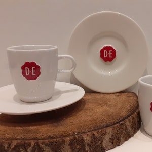 Douwe Egberts, lot de deux tasses, ou lot de deux tasses blanches avec soucoupe, avec la marque rouge sceau de Douwe Egberts image 1