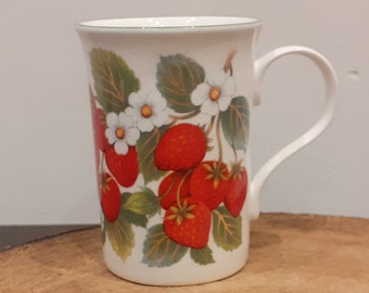 Crown Trent China, Strawberry, een porseleinen mokje met fraaie afbeeldingen van aardbeien en een aardbeienplant, Staffordshire, England