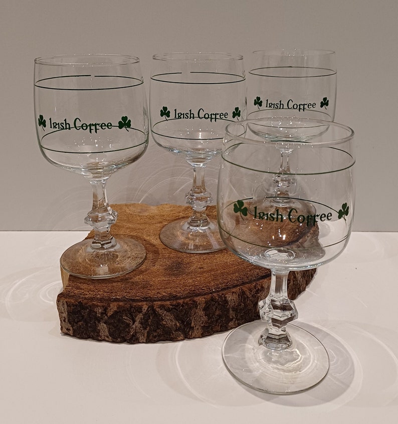 Durabor Belgium, set van twee of vier Irish Coffee glazen, diamantvoet, groene opdruk met shamrock's en maatverdeling, 70's afbeelding 3