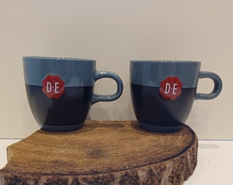 Douwe Egberts, losse mok, of set van twee donkergrijze cappuccinomokken, met een zwart gedeelte geschikt voor krijtschrift, rood zegel DE