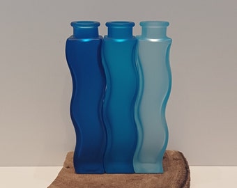 Ikea, set van drie verschillend blauw gekleurde 'Skämt vaasjes, 'kronkel' vaasjes, glazen vaasjes, van het Zweedse Ikea, 90's