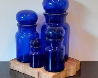 Koboltblå, runda belgiska apoteksburkar i glas, med blått klocklock med plastförsegling, olika storlekar, 70-tal