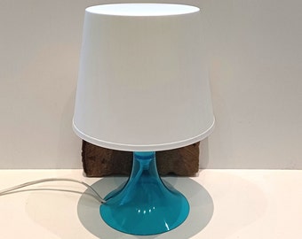 Ikea, Lampan, weißer Lampenschirm, azurblauer durchscheinender Sockel, Tischlampe, Kunststoff, Design Magnus Elebäck und Cärl Öjerstam, 90er Jahre