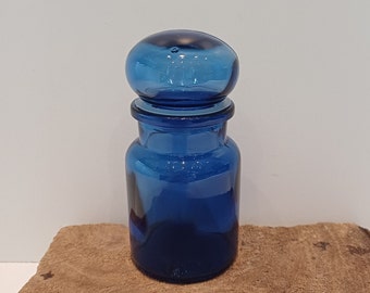 Pot d'apothicaire bleu clair, rond en verre (probablement belge), 12 cm de haut, bouchon cloche avec joint en plastique, années 70