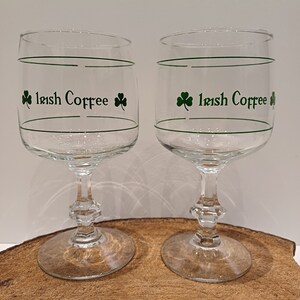 Durabor Belgium, set van twee of vier Irish Coffee glazen, diamantvoet, groene opdruk met shamrock's en maatverdeling, 70's afbeelding 2
